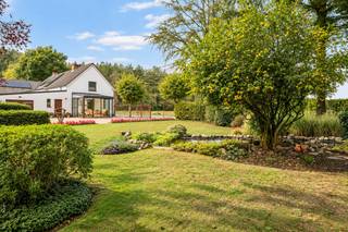 <p><strong><span>Charmante woning op unieke ligging aan de Venetiaanse Heide</span></strong></p>
<p><span>Op een bijzondere en rustige locatie aan de </span><strong><span>Venetiaanse Heide, tussen Kalmthout en Nieuwmoer</span></strong><span>, bevindt zich deze charmante woning met een aangename leefruimte, veranda, praktische bergruimtes, een ruime zolderverdieping en een volledig omheinde tuin met </span><strong><span>weids uitzicht</span></strong><span>.</span></p>
<p><span>De woning combineert een groene, rustige ligging met een aantal belangrijke renovaties en biedt bovendien nog mogelijkheden om de bovenverdieping verder naar eigen wensen in te richten.</span></p>
<p><strong><span>Gelijkvloerse verdieping:<br /></span></strong>-een <strong><span>inkomhal<br /></span></strong>-een gezellige <strong><span>leefruimte</span></strong> met houtkachel<br />-een aanpalende <strong><span>veranda</span></strong> met zicht op de tuin<br />-een keuken uitgerust met <strong><span>gasvuur, oven, koelkast en vaatwasser<br /></span></strong>-een badkamer met <strong><span>ruime douche, lavabo en toilet<br /></span></strong>-een <strong><span>ruime berging/wasplaats<br /></span></strong>-een bijkomende <strong><span>berging voor fietsen en tuingerief</span></strong></p>
<p><strong><span>Zolderverdieping met vaste trap<br /></span></strong>-een <strong><span>ruime zolderverdieping met 2 slaapkamers<br /></span></strong></p>
<p><strong><span>Tuin en buitenruimte<br /></span></strong>-een <strong><span>volledig omheinde tuin<br /></span></strong>-een aangenaam <strong><span>weids uitzicht<br /></span></strong>-een <strong><span>tuinhuis<br /></span></strong>-en rustige en groene omgeving met veel privacy</p>
<p><strong><span>Ligging</span></strong></p>
<p><span>De woning geniet van een </span><strong><span>unieke ligging aan de Venetiaanse Heide</span></strong><span>, te Nieuwmoer. De omgeving wordt gekenmerkt door rust, groen en open landschappen, terwijl de centra van Kalmthout en Nieuwmoer vlot bereikbaar blijven.</span></p>
<p><span>Een interessante eigendom voor wie houdt van </span><strong><span>natuur, rust en ruimte</span></strong><span>, met een aangename tuin en bijkomend potentieel op de zolderverdieping.</span></p>