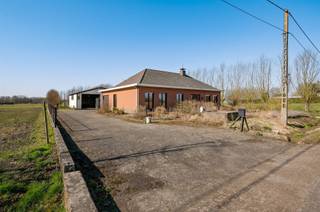 <p><span>Op te frissen exploitatiewoning met loods op een perceel van 3480 m², landelijk gelegen te Koningshooikt bij Lier.</span></p><p><span> </span></p><p><span>Deze solide woning werd in 1978 gebouwd en voorziet alle woon- en slaapruimtes op het gelijkvloers.Er is een ruime zolder die mogelijheid biedt tot extra kamers.<br /><br />U betreedt de woning via de inkomhal. Een lichtrijke woonkamer met aansluitend de keuken bieden een aangename thuis om mensen te ontvangen. Verder vinden we 3 slaapkamers, een badkamer, berging en een ruime inpandige garage. De veranda biedt toegang tot de tuin en achterlkiggende loods.<br />Deze loods heeft een oppervlakte van </span><span>+</span><span> 80 m² en omvat een afgesloten ruimte die dienst kan doen als kantoor.</span></p><p><span> </span></p><p><span>Een vlotte bereikbaarheid is gegarandeerd dankzij de ligging nabij de verbindingsweg tussen Koningshooikt en Mechelen. <br /><br /></span><span>Gezien de ligging in agrarisch gebied is het pand enkel geschikt voor actieve land- en tuinbouwers.</span></p><p><span> </span></p><p><span>Kom deze woning ter plaatse ontdekken en maak een afspraak: 015/755 444 of <span>info@immovercammen.be</span></span><span> </span></p><p><span>Renovatieplicht EPC: binnen 5 jaar na aankoop = verplichte renovatie tot label D of beter.</span></p>