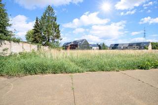 Deze goed gelegen bouwgrond voor half open bebouwing heeft geen bouwverplichting.In een verkaveling dichtbij het dorpscentrum, openbaar vervoer (tram, bus en trein !) en winkels.De grond is gelegen in een woonerf omgeving in een rustige doodlopende straat.Maximale bebouwing:. gelijkvloers: 15 m. eerste verdiep: 13 m. basis hellend dak: 9 mTroeven: gezellige zuidgerichte tuin, geen verkavelingskost, perceel is bouwrijp, buurtspeeltplein, geen onderhoudskost aan wegen en groen, alle nutsvoorzieningen aanwezig, mogelijkheid tot bouwen dubbele garageVoor meer informatie mag u ons steeds contacteren via dewaele.com