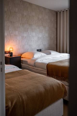 <p><span>Te huur op jaarbasis stijlvol gemeubeld appartement in De Panne</span><span><br /></span><span>1.250/maand syndic kosten inbegrepen</span></p><p><span>Welkom in De Panne, waar comfort, stijl en rust samenkomen in dit prachtig ingerichte gelijkvloerse appartement. Deze instapklare woning is volledig gemeubileerd en afgewerkt met hoogwaardige materialen, ideaal voor wie op zoek is naar een kwalitatieve en zorgeloze huurervaring.</span></p><p><span>Troeven van het appartement:</span></p><ul><li><span>Gelijkvloers, volledig gemeubeld en instapklaar</span></li><li><span>Hoogwaardige afwerking met microcementvloeren en designmeubilair</span></li><li><span>Geschikt voor maximaal 5 personen</span></li><li><span>Zonnig en privé terras met loungehoek</span></li><li><span>Airconditioning en Sonos-geluidssysteem</span></li></ul><p><span>Indeling:</span></p><ul><li><span>Open leefruimte met:</span><ul><li><span>Gezellige zithoek met hoekbank</span></li><li><span>Smart TV</span></li><li><span>Veel natuurlijk licht dankzij grote schuiframen</span></li></ul></li><li><span>Moderne eetruimte met microcement eettafel, vaste zitbank en stoelen</span></li><li><span>Volledig uitgeruste keuken met:</span><ul><li><span>Kookplaat, oven, microgolfoven en vaatwasser</span></li><li><span>Ruime koelkast met vriesvak</span></li><li><span>Keukengerei, servies en basiskruiden</span></li><li><span>Extra toestellen zoals croque monsieur-apparaat en broodrooster</span></li></ul></li></ul><p><span>Slaapkamers:</span></p><ul><li><span>Slaapkamer 1:</span><ul><li><span>Drie eenpersoonsbedden</span></li><li><span>Twee bedden omvormbaar tot tweepersoonsbed met topper</span></li></ul></li><li><span>Slaapkamer 2:</span><ul><li><span>Uniek bamboe tweepersoonsbed</span></li><li><span>Ruime opbergkast</span></li></ul></li></ul><p><span>Badkamer en sanitair:</span></p><ul><li><span>Inloopdouche</span></li><li><span>Modern badkamermeubel met waskom</span></li><li><span>Verwarmde spiegel met verlichting</span></li><li><span>Apart toilet</span></li></ul><p><span>Samengevat:</span></p><ul><li><span>Huurprijs: 1.250/maand (syndic kosten inbegrepen)</span></li><li><span>2 slaapkamers</span></li><li><span>Rustige, stijlvolle en comfortabele woonomgeving</span></li></ul><p><span>Enkel tweede residentie domicilie niet toegelaten.</span></p><p><span>Interesse? Neem gerust contact op voor meer informatie of een bezichtiging.</span></p><p><span><span>verhuur@immogroup-s.be</span></span><span> </span></p>