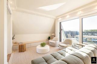 Découvrez cet appartement élégant situé à quelques pas du Zoute animé.Cet appartement d'une chambre combine confort, luxe et emplacement exceptionnel...