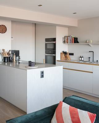 <strong>Stijlvol gerenoveerd appartement met 2 slaapkamers en unieke zichten op het water en de Gentse binnenstad.</strong><br /><br />Dit lichtrijke doorzonappartement bevindt zich op de bovenste verdieping en werd in 2021 volledig gerenoveerd. Dankzij de terrassen aan zowel de voor- als achterzijde kunt u op elk moment van de dag genieten van zon en buitenruimte.<br /><br />We betreden het appartement via de centrale hal, die toegang biedt tot een praktische berging, een toilet en een douchekamer.<br /><br />Vooraan bevinden zich twee slaapkamers, waaronder de hoofdslaapkamer met ingemaakte kasten. Beide kamers geven uit op het terras, dat een mooi zicht biedt op het water langs de Coupure.<br /><br />De leefruimte met eetplaats ligt achteraan en is voorzien van een gashaard. De ingerichte keuken sluit aan op de wasplaats. Het terras achteraan biedt een prachtig uitzicht over de Gentse binnenstad en haar torens.<br /><br />Ook de residentie werd steeds goed onderhouden: zo werden de lift en de voorgevel volledig gerenoveerd in 2018.<br /><br /><strong>Ideaal voor wie op zoek is naar een lichtrijk en instapklaar appartement met terrassen en prachtige zichten op het water, vlak bij de Gentse binnenstad.</strong>