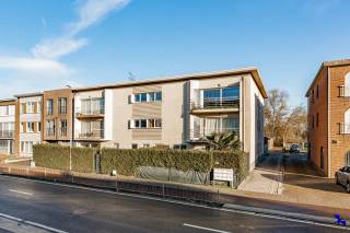 Welkom in Niel!<br /><br />Dit comfortabel appartement, gelegen aan de rand van het centrum van Niel, biedt een rustige woonomgeving met alle nodige voorzieningen binnen handbereik. Gebouwd in 2005, beschikt dit appartement over een bewoonbare opp. van 87 m² en is praktisch ingedeeld met twee slaapkamers en een hedendaagse badkamer. Het toilet is apart toegankelijk. Daarnaast is er een eigen autostaanplaats (verplicht bij aan te kopen aan € 15.000), wat zorgt voor extra gemak en veiligheid. Dankzij de rustige ligging is het een ideale plek voor wie op zoek is naar een evenwicht tussen stadsnabije toegankelijkheid en een aangename leefomgeving.<br /><br />Extra's:<br /><br />- centrale verwarming op aardgas<br />- héél gunstig EPC (Label-A)<br />- extra kelderberging (inbegrepen)<br />- lage syndicale kost<br /><br />Interesse gewekt? Contacteer ons kantoor via info@hiro.be of 03 230 00 14!