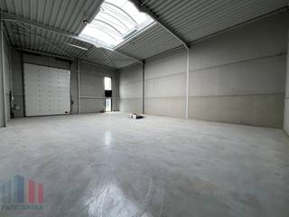 Fantastisch gelegen nieuwbouw KMO-unit, met zeer vlotte bereikbaarheid naar de E40. De opslagruimte heeft een oppervlakte van 222 m² en is uitgerust met één sectionale poort, lichtstraten met rookluik en sanitaire voorziening. De loods heeft daarnaast een vrije hoogte van 6 meter. Tevens zijn er 2 parkeerplaatsen voorzien en ruime manoeuvreerruimte.<br /><br />Deze casco unit bevindt zich op een strategische locatie, op slechts 2,5 km naar de E40 op- en afrit 19 Aalst. Deze locatie biedt vlotte verbindingen naar Gent, Brussel en omliggende regio’s.<br /><br />Heeft u interesse of wenst u graag meer details over dit aanbod? Neem contact op met Gill PANORAMA B2B voor meer info, plannen of een vrijblijvend plaatsbezoek via 09 219 90 30.