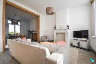 Deze alleenstaande open bebouwing is gelegen op een perceel van ca. 700 m² en beschikt over een bewoonbare oppervlakte van ca. 245 m²...