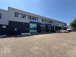 Bâtiment industriel exceptionnellement bien situé, comprenant 700 m² d'espace de stockage et +/- 136 m² de bureaux à louer dans l<strong>a zone industrielle GOSSET </strong>à seulement 1 km de la sortie 11 Groot-Bijgaarden de la R0, avec une connexion directe à la E40.<br /><br />Le hangar, d'une hauteur libre de 7 m, 6 m sous poutre, est équipé de <strong>2 portes sectionnelle</strong>, d'un sol en polybeton, chauffage et d'une grande lucarne <br />Grand espace de stationnement et de manœuvre sur le site pavé (9 places de parking). Disponible immédiatement.<br /><br />Contactez PANORAMA B2B pour plus d'informations ou une visite sans engagement au 02 540 20 20.