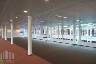 Hoogwaardige kantoorruimte <strong>449 m² </strong>op een strategische toplocatie vlak aan station Brussel-Noord. Op minder dan 3 minuten wandelen geniet dit kantoorgebouw van een uitstekende bereikbaarheid met het openbaar vervoer. Dankzij de directe aansluiting op 6 metro- en tramlijnen en de ligging tussen het groene Parc Gaucheret en de Brusselse Noordwijk, biedt deze locatie een ideale bereikbaarheid.<br /><br />Het gebouw beschikt over diverse faciliteiten waaronder gedeelde kitchenettes, vergader- en brainstormruimtes en ontspanningszones. Technisch voldoet het gebouw aan de hoogste hedendaagse normen met een <strong>vrije hoogte van 2,70 meter</strong>, drie liften (waarvan één goederenlift), <strong>HVAC-installaties </strong>met koude plafonds en warmtepompen, energiezuinige <strong>LED-verlichting</strong>, gefilterde verse lucht met free cooling en een performant<strong> toegangs- en beveiligingssysteem</strong> met badges. Daarnaast zorgen de grote raampartijen voor een overvloed aan natuurlijk licht en bieden open zichten op het Parc Gaucheret.<br /><br />Met een sterke focus op duurzaamheid bevindt het gebouw zich in een traject naar een <strong>BREEAM Very Good-certificaat</strong><strong>,</strong> een internationaal erkende standaard voor duurzame en toekomstgerichte kantoorgebouwen. <br /><br />Contacteer<strong> PANORAMA B2B</strong> voor bijkomende informatie, plannen of een vrijblijvend plaatsbezoek via<strong> 0477 09 00 09.</strong>