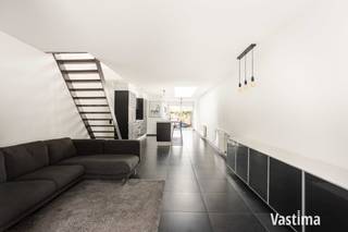 Deze gerenoveerde woning, vlak bij het prachtige natuurgebied Honegem, is een echte parel in zijn prijsklasse. De woning onderging een totaalrenovatie, alle ruimtes zijn modern en kwalitatief gerenoveerd, en is direct bewoonbaar.<br /><br />Bij het binnenkomen ervaart u meteen de aangename openheid van de ruime benedenverdieping van 74 m². De volledig geïnstalleerde keuken vormt het hart van de woning, met een praktisch kookeiland dat tegelijk dienstdoet als gezellige bar om met familie of vrienden te genieten terwijl er gekookt wordt. Dankzij de slimme indeling beschikt u hier over alle nodige comfort. De lichtstraat boven de keuken zorgt bovendien voor een mooie natuurlijke lichtinval.<br /><br />Daarnaast biedt het gelijkvloers een ruime bergruimte met aansluitingen voor wasmachine en droogkast en een afzonderlijk toilet. Via de leefruimte komt u terecht op het betegelde terras, een aangename plek om na een drukke dag tot rust te komen.<br /><br />De eerste verdieping beschikt over een comfortabele ruime slaapkamer en een verzorgde badkamer met douche in bad, dubbele lavabo en toilet.<br /><br />Op de tweede verdieping bevindt zich een bijzonder ruime kamer (33 m²) met vide. Deze verdieping biedt bovendien extra mogelijkheden: dankzij de aanwezige ramen, radiatoren en stopcontacten kan de ruimte eenvoudig worden opgesplitst in twee afzonderlijke slaapkamers van ca 16 en 17 m².<br /><br />Ook technisch biedt deze woning heel wat troeven: EPC A (!) / 8 Zonnepanelen / Elektriciteit conform / Asbestveilig / Groendak / Direct bewoonbaar … Gunstig KI van 558 Euro!<br /><br />De rustige ligging, vlak bij het centrum Aalst, combineert een aangename woonomgeving met een uitstekende bereikbaarheid, nabij scholen, winkels, openbaar vervoer en belangrijke invalswegen / E40. Bovendien bevinden mooie wandel-, fiets- en joggingroutes zich in de buurt, waardoor je elke dag kan genieten van rust en natuur.<br /><br />Boek vandaag jouw afspraak voor deze interessante woning!