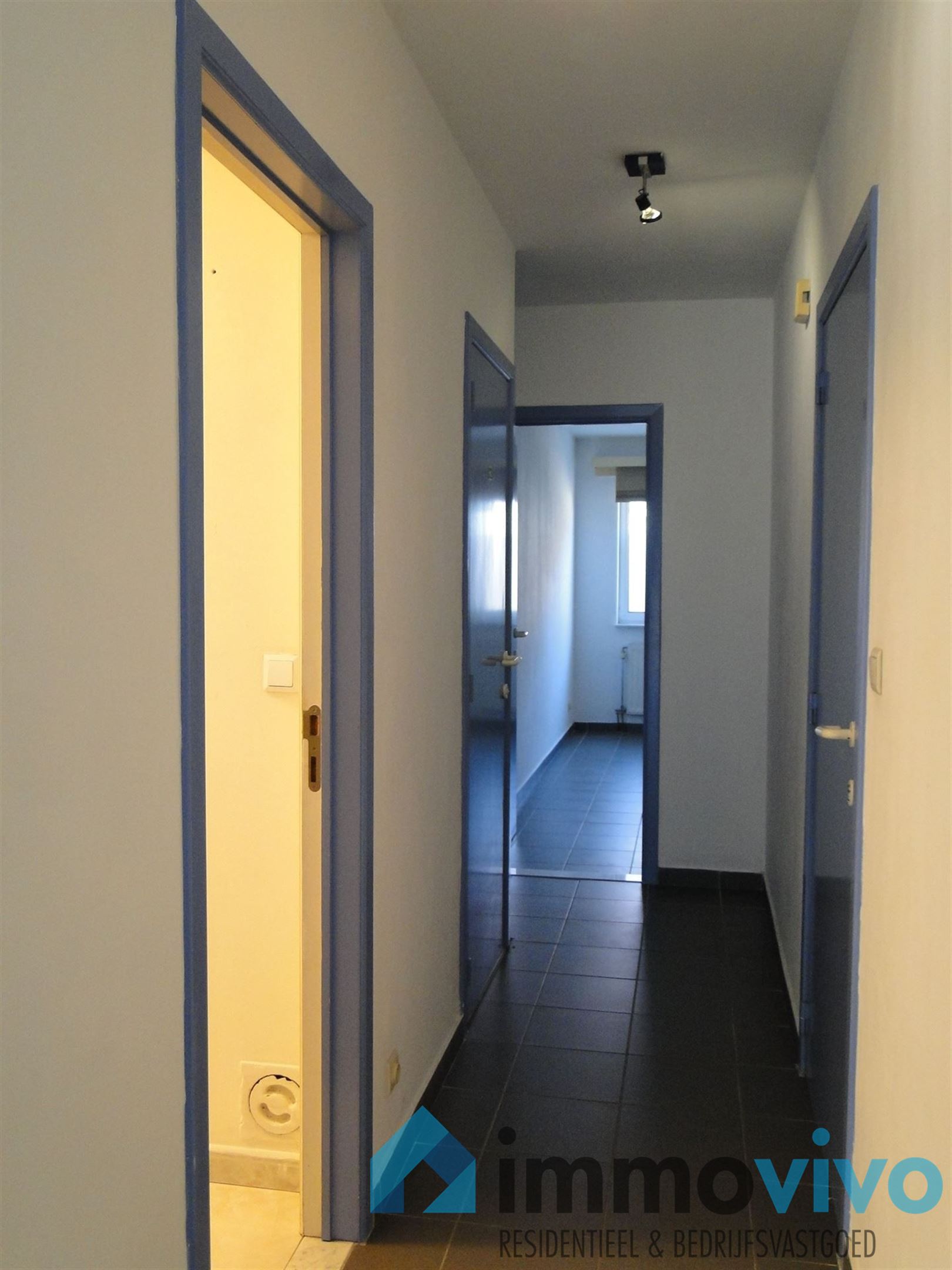 Handelsgelijkvloers met 3 autostaanplaatsen - foto 5