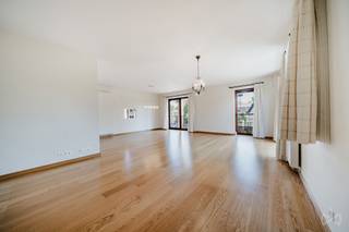 <p>We Invest heeft het genoegen u dit prachtige appartement voor te stellen, gelegen op de eerste verdieping van een kleinschalige mede-eigendom, vlak bij tal van voorzieningen in Waterloo.</p>
<p>Het appartement biedt ongeveer 161 m² bewoonbare oppervlakte, evenals twee kelders en drie private parkeerplaatsen buiten.</p>
<p>Het omvat een inkomhal, een lichte en ruime leefruimte die toegang biedt tot een volledig uitgeruste keuken met berging, een nachthal die leidt naar een apart toilet, een eerste slaapkamer van 16 m², een badkamer, een tweede slaapkamer van 14 m², een wasruimte en een ouderlijke suite met dressing en badkamer.</p>
<p>Buiten kunt u genieten van drie aangename balkons en een kleine tuin.</p>
<p>Het appartement beschikt bovendien over twee gepantserde inkomdeuren, waardoor het ideaal is voor de uitoefening van een vrij beroep of voor een eventuele opsplitsing in twee afzonderlijke wooneenheden.</p>
<p>Technische kenmerken: de mede-eigendom is recent, de woning wordt verwarmd op gas, de elektrische installatie is conform, de ramen zijn voorzien van dubbele beglazing en het EPC heeft label B.</p>
<p>Wilt u een bezoek organiseren of meer informatie ontvangen? Neem dan contact met ons op via 02 319 46 46 of per e-mail via <span>admin.bw.centre@weinvest.be</span>.</p>