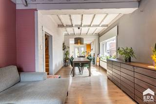 [[ DIT PAND NEEMT DEEL AAN DE ERA OPEN HUIZEN DAG OP 6/12 VAN 9:30 TOT 10:30 ]]
<p><strong>Ben je op zoek naar een instapklare woning met vier slaapkamers, garage en grote tuin met terras in het rustige Nieuwerkerken? Gevonden!</strong><br />Deze charmante woning bevindt zich in een rustige en verkeersluwe straat, vlak bij winkels, scholen en openbaar vervoer op een perceel van bijna 7 are. Dankzij de zonnepanelen (2020), hoogrendementsglas, gascondensatieketel (2015) en een asbestveilig attest geniet je hier van energiezuinig en zorgeloos wonen. De tuinafsluiting (2020) zorgt voor extra privacy en veiligheid, terwijl de ruime garage en oprit met plaats voor drie wagens extra comfort bieden.</p>

<p>De inkomhal met apart toilet leidt naar de gezellige woonkamer met zithoek en eetplaats, waar veel natuurlijk licht binnenvalt. Aansluitend vinden we de ruime keuken die volledig is uitgerust met alle nodige toestellen (vaatwas, combi-oven, gasfornuis...). Verder vind je op het gelijkvloers de recent gerenoveerde badkamer (2018) met douche, lavabo en toilet. Achteraan vormt de lichtrijke veranda een heerlijk verlengstuk van de leefruimte en biedt ze een prachtig uitzicht op het grote terras met afgesloten tuin.</p>

<p>Op de eerste verdieping bevinden zich twee ruime slaapkamers, terwijl de zolderverdieping werd ingericht met nog twee bijkomende kamers, perfect als extra slaapkamers, hobbyruimte of bureau.</p>

<p>Ben jij op zoek naar een energiezuinige, perfect onderhouden woning waar je zonder zorgen kan intrekken? Contacteer ons dan vandaag nog voor een bezoek en ontdek zelf de troeven van deze gezellige gezinswoning in Nieuwerkerken!</p>