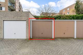 Deze bovengrondse garagebox met poort is achter een gebouw gelegen nabij het centrum van Heverlee. Zeer gemakkelijk om in te rijden en ideaal voor veilige en droge stalling van uw vier- of tweewieler(s). Kan uiteraard ook dienen als extra opslagplaats. Asbestveilig.