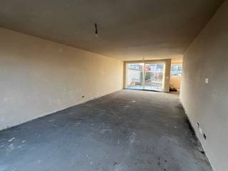 <p>Voor meer info of een bezoek, bel 054 69 39 31 - Op een <strong>ideale locatie in Liedekerke</strong> nabij het station bevindt zich deze <strong>prachtige nieuwbouwwoning </strong>met een tijdloze architectuur. De woning omvat een inkomhal, een gastentoilet, een <strong>ruime en lichtrijke</strong> eet- en leefruimte met open keuken en aanpalende berging. Via de <strong>grote glaspartijen</strong> bereikt men het <strong>aangelegd terras (+/- 15 m²) </strong>en de <strong>aangelegde en afgesloten tuin</strong>. Verder beschikt men over een oprit met plaats voor twee wagens. Op de eerste verdieping beschikt men over een nachthal, <strong>drie ruime slaapkamers</strong>, een badkamer (voorzien van bad, douche en dubbele lavabo) en een berging. De tweede verdieping bereikt men met een vaste trap, deze ruimte kan optioneel worden afgewerkt naar een vierde slaapkamer. De oplevering van de woning zou voorzien zijn voor eind 2025. <strong>Vloerverwarming met warmtepomp</strong> – <strong>E-peil onder 20 </strong>– Rustige ligging.</p>
<p><strong>*Prijs vermeld in de advertentie betreft prijs excl. BTW en kosten</strong></p>