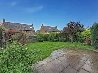 <p>***TE HUUR*** KRAAINEM in een rustige woonwijk, op wandelafstand van het metrostation Kraainem, verschillende winkels en het Sint-Lucas ziekenhuis. Mooi gerenoveerd 3 gevel huis met 3 slpkmrs. met tuin, garage + parkeerplaats en terras goed georiënteerd (Z-W), <br /><br />Het bestaat op de gelijkvloers uit een inkomhal met ingebouwde kasten en apart toilet, evenals een garage en een berging . Op de eerste verdieping, een lichte woonkamer met massief parket en houthaard, een nieuwe BOSCH super-uitgeruste keuken .Op de 2e verdieping, 3 slaapkamers (15, 15 en 10 m²) met parket, een badkamer (bad/douche dubbele wastafelmeubel, spiegel met kast en LED ) en een apart toilet. Zolder. Elektrische rolluiken achteraan bij tuinraam), manuele rolluik aan de keuken zijde. Dubbele beglazing, gascentrale verwarming, waterontharder en regenwaterput. Aangename buurt met makkelijk parkeren in de straat. EPC - F (676 kwh/m²/jaar - nr. 20260123-0003782591- RES-1)<br /><br />Huurprijs: 2.500 euro/maand <br /><br />Voor meer informatie en om een bezoek in te plannen, kunt u contact met ons opnemen via 02 355 42 20 of 0494 28 38 88 (Taylor) of per e-mail via tubize@weinvest.be</p>