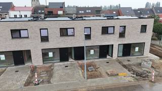 Deze nieuwbouwwoning bestaat uit: inkomhal - toilet - living - keuken - berging - wasplaats - terras - tuin - tuinhuis - autostaanplaats - nachthal - 3 slaapkamers - badkamer - toilet op de bovenverdieping. <br /><br />EPC: woning in aanbouw. Vrij 1/12/2026. Huurprijs 895 €/mnd.
