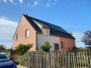 Ligging:<br />De woning situeert zich in een kleine woonwijk dichtbij het centrum van Sint-Gillis-Waas. Je hebt een vlotte verbinding met de E34.<br /> <br />Indeling:<br />Gelijksvloers: Via de inkomhal betreedt u de lichtrijke eetkamer met aansluitend een ruime keuken. De keuken is voorzien van een koelkast, combi-oven, vaatwasser en een inductie kookplaat. Aan de andere kant van de eetkamer bevindt zich een gezellige woonkamer met zicht op de tuin. De raampartijen zorgen voor een natuurlijke lichtinval.<br /> <br />1e verdiep:<br />Er bevinden zich 2 ruime slaapkamers van ca. 13m² en 1 slaapkamer van 16m² met aansluitend een ruimte die kan dienen als dressing. Op dezelfde verdieping is er een aparte wc en douche aanwezig. De badkamer is voorzien van een dubbele lavabo en een ligbad. Alsook is er een ruime zolder aanwezig met uitschuifbare trap.<br /> <br />Tuin:<br />Het huis is omringd met een mooie aangelegde tuin. Het terras is gelegen op het westen. Je geniet hier bij mooi weer de hele dag van de zon.<br />Verder is er ook een tuinhuis (40m²) aanwezig, deze is opgesplitst in twee delen. Een lounch gedeelte om gezellig te vertoeven en een ruimte die kan dienen als opslag voor tuinmeubelen, gereedschap en fietsen.<br /> <br />Technische informatie:<br />Woonoppervlakte: 160m²<br />Grondoppervlakte: 500m²<br />Energielabel: EPC A<br />12 zonnepanelen<br />Berging met aansluiting voor wasmachine en droogkast