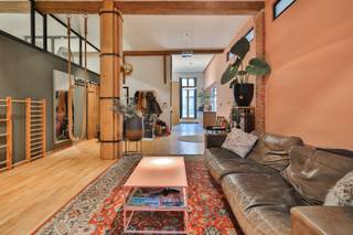<p>Karaktervol en uitzonderlijk ruim gelijkvloers appartement van maar liefst 160 m²<span> </span>met een uitgesproken industriële uitstraling, gelegen in het hart van Antwerpen.</p>
<p>Bij het binnenkomen valt meteen de openheid en overvloedige lichtinval op. Authentieke<span> </span>houten balken geven het geheel extra charme en karakter, en vormen een prachtige combinatie met de stoere industriële accenten.</p>
<p>De royale leefruimte sluit naadloos aan op een stijlvolle<strong> </strong>open keuken met warme houten kasten, een centraal kookeiland en kwalitatieve, <br />moderne toestellen: ideaal voor wie graag kookt en gasten ontvangt.</p>
<p>Dankzij de ligging op het gelijkvloers geniet u van vlotte toegankelijkheid en een directe connectie met de buitenruimte, zonder in te boeten aan privacy.<br /><br />Extra interessant: het appartement is momenteel verhuurd, wat het niet alleen een prachtige woonplek maakt, maar ook een uitstekende opportuniteit voor investeerders. Je geniet hier dus meteen van een stabiel rendement, op een toplocatie in de stad.</p>
<p>Een unieke woonkans voor wie houdt van ruimte, licht en authenticiteit, midden in de stad.</p>
<p>TROEVEN:<br />- Zeer gegeerde locatie<br />- Conform EK en laag EPC<br />- Uniek appartement<br /><br />Meer informatie en documenten (EPC, Asbest, AREI) via www.jamar.immo.<br /><br />Vg, Wg, Gvkr, Gmo, Gvv – niet gelegen in overstromingsgevoelig gebied.</p>