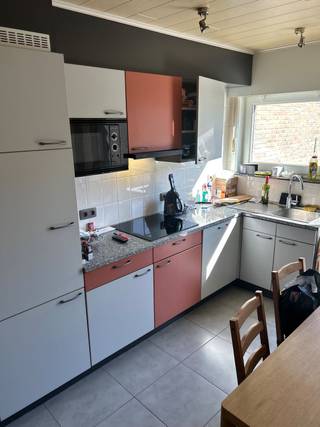 Rijwoning in een rustige doodlopende straat. Huis met 3 slaapkamers, badkamer, living, keuken, berging, 2 toiletten, garage, tuin en een oprit met plaats voor 2 wagens. Gelegen in een rustige buurt maar toch dicht genoeg bij het centrum en het station. Snelle toegang tot de E40.