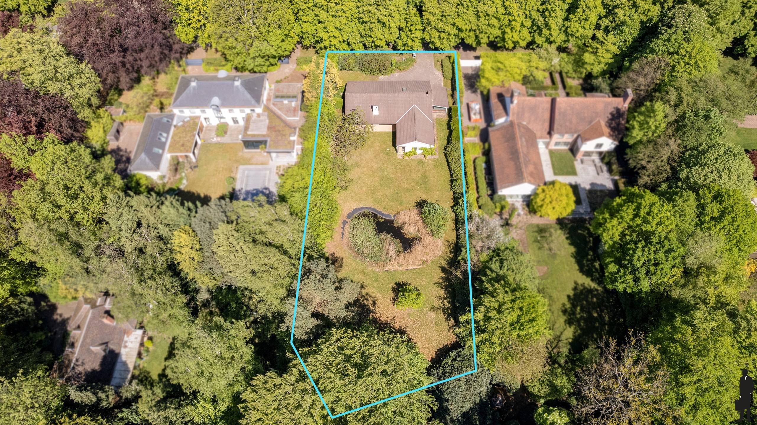 Een volledig te renoveren gelijkvloerse villa (heden kantoor) op ca. 2.438 m² - foto 2