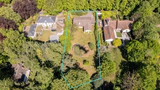 Een volledig te renoveren gelijkvloerse villa (heden kantoor) op ca. 2.438 m²Indeling:- Een inkomhal op travertin met gastentoilet en handenwasser-...
