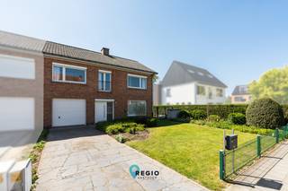Deze rustig gelegen halfopen gezinswoning combineert een uitstekende ligging met verrassend veel ruimte, hedendaags wooncomfort en een...