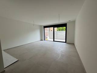 <p><strong>TE HUUR - Centrum Sint-Kwintens-Lennik</strong> - <strong>Gelijkvloersverdieping</strong> - Splinternieuw <strong>appartement van 94m</strong><sup><strong>2</strong> </sup>voorzien van alle technologieën en bestaande uit:<br /><br />- <strong>ruime woonkamer met aanpalend terras van 17m<sup>2</sup></strong><br />- <strong>2 slaapkamers</strong> waarvan 1 ingericht met <strong>dressing</strong><br />- volledig ingerichte <strong>open keuken</strong><br />- badkamer met wastafel, meubel en inloopdouche<br />- apart toilet<br />- inkomhal met vestiairekast<br />- <strong>berging</strong> met aansluitingen voor wasmachine en droogkast<br /><br />Rustige ligging nabij alle winkels en voorzieningen. Uitgerust met <strong>zonnepanelen</strong>, toilet aangesloten op <strong>regenwater</strong> en <strong>warmtepomp</strong> die verbonden is zowel aan de <strong>vloerverwarming als -koeling.</strong> <br /><br /><strong>Lift </strong>in de gemeenschappelijke delen. <strong>1 staanplaats</strong> voor de wagen <strong>mét laadpaal.</strong> Individuele <strong>kelder van 25m<sup>2</sup>.</strong><br /><br /><strong>Huurprijs: 1400euro/maand + 50euro/maand</strong> kosten/onderhoud gemeenschappelijke delen en lift<br /><br /><strong>Beschikbaar per 01/09/2026</strong><br /><br />Interesse? Vraag nu uw bezoek aan via info@dehenauvastgoed.be of op 0473 36 48 23. <br /> </p>
