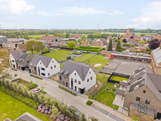 <strong>Maria Lauwershof - Wielsbeke </strong><br /><br />Deze kwalitatieve energiezuinige nieuwbouwwoningen zijn topgelegen, op wandelafstand van de Leie, en nabij scholen, winkels, en openbaar vervoer. Voorzien van een leuk speelplein, voldoende parking, en er is de mogelijkheid te kopen aan 6% BTW. <br /><br />INDELING: inkom en traphal, apart toilet, gezellige lichtrijke leefruimte met open geïnstalleerde keuken met extra ontbijthoek/eilandgedeelte, handige berging/wasplaats. Op het 1ste verdiep bevinden zich de overloop, moderne badkamer (ligbad, douche en dubbele lavabo), en 2 slaapkamers. Op het 2de verdiep bevindt zich de masterbedroom. <br />Leuke tuintjes met terras, en carport met extra tuinberging. <br /><br />TROEVEN: deels opgeleverd dus instapklaar, regenwaterput, warmtepompen, conforme elektriciteit.