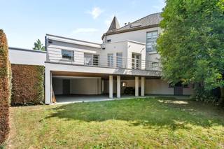 Commercieel gelegen karaktervol handelspand met woonst, strategische topligging met visibiliteit. 

Perfect onderhouden handelspand met woonst: 
INDELING: inkom, groot kantoor/winkel/praktijk, dubbele garage, overdekt terras, en leuke tuin, onderkelderd. 
WOONST: aparte inkom, gezellige grote lichtrijke leefruimte, geïnstalleerde keuken met extra ontbijthoek, aanpalend groot zonneterras, toilet, berging en wasplaats, 5 ruime slaapkamers en 2 badkamers. 

TROEVEN: perfect onderhouden, zonnepanelen, driedubbele beglazing, kwalitatieve afwerking. 

Bezoek na afspraak met IMMO BEGUIN: info@immobeguin.be
