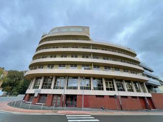 Dit appartement ligt op de vierde verdieping van de alomgekende residentie “Elysium” van de hand van architect Alfons Hoppenbrouwers. Het...