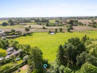 Bent u op zoek naar de <u>perfecte balans tussen ruimte, modern wooncomfort en een idyllische leefomgeving?</u><br />Deze o<strong>pen gezinswoning</strong> brengt werkelijk het beste van twee werelden samen tot een thuis die keer op keer zal blijven charmeren.<br />Hier geniet de toekomstig eigenaar(s) dan ook enkel voordelen en troeven.<br /><br />Gelegen in het charmante Hansbeke, Kindvriendelijke leefomgeving in doodlopende straat, op wandelafstand van treinstation<br />Met als kers op de taart een adembenemend, groen verzicht die je meeneemt doorgeen de seizoenen.<br /><br /><strong>Topligging in een levendig en charmant dorp</strong><br /><span>Wonen in Hansbeke betekent leven in een warm dorp waar men zich welkom voelt, mee geniet van een veilige omgeving met centraal zijn typerende kerktoren. </span><br /><span>Één dorp volop in beweging: Het cultuurhuis, talrijke verenigingen, de fietssnelweg Gent–Brugge in opbouw bovenop de uiterst gunstige geografische locatie maken deze tot de sterk gewenste regio op vandaag.<br />Vormt dan ook de ideale uitvalsbasis - thuisbasis voor deze met nood aan een uitstekende verbinding met de wagen, combinatie met het treinstation. </span><br /><span><strong>Treinstation Hansbeke</strong> op amper 500 meter EN </span><span><strong>E40</strong> op slechts 3 minuten voor een uitstekende verbinding richting Gent, Brussel, Antwerpen of de kust.</span><br /><br /><strong>Ruimte die de norm van hedendaags standaard overtreft.</strong><br />Waar een groot aantal zoekende kopers bij hedendaagse nieuwbouw op hun honger blijven zitten,<br />biedt deze open bebouwing met maar liefst <strong>192 m² bewoonbare oppervlakte</strong> op elk niveau méér.<br /><br />14 zonnepanelen voorzien incl. groenestroom certificaten nog tot 2030. <br />Elektriciteit conform gekeurd - EPC label: C - HR cv-ketel 2019. <br /><br /><strong>Gelijkvloers in 2011 voorzien van uitbouw “tuinkamer”</strong>
<ul>
<li><span><strong>Ontvangst:</strong> Via de groene voortuin betreedt u de inkomhal met een praktische berging onder de trap.</span></li>
<li><span><strong>Leefruimte:</strong> De oorspronkelijke bouw loopt naadloos over in de royale woonuitbreiding (de tuinkamer). Vandaag is deze flexibele ruimte ingericht met twee zithoeken en twee eetkamers. Opnieuw mogelijkheden die het verschil kan maken voor gezinnen met ruimere noden en wensen voor hun ideale thuis. </span></li>
<li><span><strong>Keuken & Comfort:</strong> Verbindt centraal oorspronkelijke woonkamer met de tuinkamer. De ingerichte keuken biedt vanuit elke hoek zicht op het privatieve groen.</span> Aansluitend bevindt zich achteraan een gastentoilet en een recente douchekamer met inloopdouche en lavabomeubel.</li>
<li><span><strong>Berging:</strong> De voormalige garage heeft deels plaatsgemaakt voor de douchekamer. het overige deel slim omgevormd tot op vandaag (fietsen)berging, wasplaats en technische ruimte.</span></li>
</ul>
<br /><strong>Eerste verdieping: Vier volwaardige slaapkamers</strong>
<ul>
<li><span>De nachthal verbindt <strong>vier volwaardige, ruime slaapkamers</strong>. Dergelijke afmetingen zijn vandaag de dag eerder uitzonderlijk en bieden elk gezinslid het nodige eigen ruimte en comfort.</span></li>
<li><span>Centraal bevindt zich een tweede, te vernieuwen praktisch ingerichte badkamer voorzien van bad/douche combi, lavabo en toilet. </span></li>
</ul>
<strong>Tweede verdieping: Extra opbergruimte</strong>
<ul>
<li><span>Via een zolderluik heeft u toegang tot een ruime bergzolder. Een ideale, niet te verwaarlozen extra ruimte voor alle spullen die u niet dagelijks nodig heeft.</span></li>
</ul>
<br /><strong>Zongerichte tuin met een adembenemend panorama</strong><br />De voor-, zij- en achtertuin bieden de perfecte combinatie van privacy, zon en ruimte. Hier geniet u in alle rust van gezellige momenten met familie en vrienden.<br />De ultieme kers op de taart? Het <strong>uitzonderlijke, vrije uitzicht over de achterliggende natuur</strong>.<br />Trekt steevast de aandacht, verveelt nooit en voelt als een levend schilderij dat rust brengt in uw dagelijks leven.<br /><br /><strong>Richtprijs</strong><br /><u>De vooropgestelde richtprijs voor deze allesomvattende gezinswoning bedraagt: € 499.000 euro.</u><br />Neem vandaag nog contact, Regio Vastgoed bezorgt een volledige verkoopdossier en bezoekmogelijkheden. <br /><br /><em>De vooropgestelde richtprijs geldt als uitnodiging naar kandidaat-kopers om een concreet bod uit te brengen, deze verbindt de verkoper niet automatisch tot de verkoop.<br />Iedere bieding wordt overgemaakt aan de verkopers waar In geval meerdere biedingen overgemaakt worden, de verkoper het recht behoudt de bieding tegen de meest gunstige voorwaarden aanvaarden. Hetzij de kandidaat-kopers de mogelijkheid te bieden hun bod te herzien.</em><br /><br />