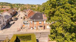 <p><strong>Instapklare en verrassend ruime woning</strong> met <strong>5 slaapkamers</strong>, <strong>zeer grote garage</strong> en stadstuin, goed gelegen langs een invalsweg! Deze perfect onderhouden woning combineert comfort, ruimte en functionaliteit, ideaal voor grote gezinnen of wie wonen en werken wil combineren.</p>
<p><strong>INDELING:</strong><br />Gelijkvloers: grote en lichtrijke leefruimte, extra zithoek of bureau, veranda, volledig geïnstalleerde keuken, bijkeuken met berging, wasplaats, douchekamer met toilet en een <strong>uitzonderlijk ruime garage (±60 m²)</strong>. Daarnaast is er een gezellige <strong>stadstuin</strong> en een staankelder.<br />Eerste verdieping: overloop en <strong>4 ruime slaapkamers</strong>.<br />Tweede verdieping: <strong>5de slaapkamer</strong> met mogelijkheid tot het creëren van extra kamers of een polyvalente ruimte.</p>
<p><strong>Wat maakt dit pand uniek?</strong><br />♦ 5 slaapkamers – instapklaar en perfect onderhouden – zeer grote garage (±60 m²) – centrale verwarming op gas – dubbele beglazing met rolluiken – <strong>recent geïsoleerd dak</strong> – droge kelder – stadstuin – uitstekende ligging langs een invalsweg.</p>
<p><strong>Voor wie is dit pand ideaal?</strong><br />♦ Voor grote of samengestelde gezinnen die veel ruimte zoeken.<br />♦ Voor zelfstandigen of hobbyisten die nood hebben aan een grote garage/werkruimte.<br />♦ Voor wie een instapklare woning zoekt met uitbreidingsmogelijkheden.</p>
<p>Bezoek na afspraak met <strong>Immo Beguin</strong>, jouw vastgoedexpert sinds 2009.<br />✉️ info@immobeguin.be</p>