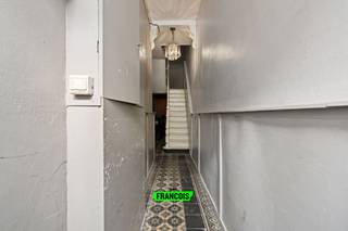 In de Vrijheidsstraat, nabij de jachthaven en het centrum van Blankenberge, treffen we dit te renoveren appartement. Dit eigendom is op een boogscheut verwijderd van winkels, horeca, openbaar vervoer en het strand.<br /><br />Het appartement is op de eerste en tweede verdieping gelegen, te bereiken met een trap. Vooraan het appartement, situeert zich de lichtrijke woonkamer. Achteraan bevindt zich de keuken. Op de 2 de verdieping vinden we een ruime slaapkamer en badkamer.<br /><br />Het appartement bevindt zich in een te renoveren toestand doch heeft dit eigendom heel wat potentieel.<br /><br />Aarzel niet en leg nu een afspraak voor een bezichtiging vast! <br /><br />