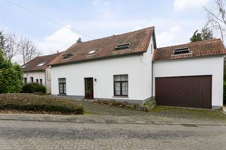 Rustig gelegen woning met prachtige tuin en 5 slaapkamers.Deze woning ligt op amper 15 min rijden van Brussel of Leuven.Indeling:Inkomhal met...