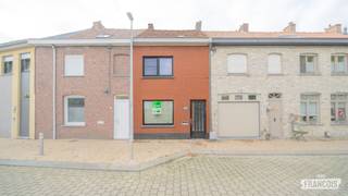 Ben je op zoek naar een woning die je volledig naar eigen wens kunt afwerken? Dan biedt deze casco woning in de Kerkhofstraat 11 in Wervik heel wat mogelijkheden. Dankzij de reeds vernieuwde ramen en de gerealiseerde aanbouw heb je alvast een basis om verder op te bouwen.<br /><br />Bij het binnenkomen kom je terecht in een open ruimte die je volledig naar eigen inzicht kunt indelen en inrichten. De woning werd volledig gestript, waardoor je de kans krijgt om het interieur van A tot Z vorm te geven en jouw eigen woonideeën tot leven te brengen.<br /><br />De woning is gelegen op een perceel van 147 m² en vormt een interessante opportuniteit voor wie graag zelf de handen uit de mouwen steekt en een woning volledig naar eigen smaak wil creëren.<br /><br />Bovendien bestaat de mogelijkheid om een extra garage aan te kopen voor € 23.000.<br /><br />Benieuwd naar de mogelijkheden van deze woning? Ontdek zelf het potentieel en maak van deze casco woning jouw nieuwe thuis!<br /><br />