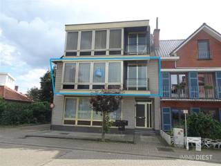<p><span>Ruim appartement op de 1ste verdieping aan de rand van de stad Diest.<br /></span><span>Op wandelafstand van winkels, scholen, openbaar vervoer, ...<br />Het appartement maakt deel uit van een kleine residentie.</span></p><p><span>Indeling:<br />- </span><span>Inkom<br />- Geïnstalleerde keuken<br />- Woonkamer<br />- Berging<br />- Terras<br />- Badkamer<br />- 2 Slaapkamers<br />- Kelder <br />- 1 staanplaats ondergronds</span></p><p><span>De huurprijs bedraagt € 850 € gemeenschappelijke kosten inbegrepen</span></p><p><span>BEZOEKEN, DAT KAN!</span></p><p><span>Vul de huuraanvraag in op ImmoDiest.be (onder te huur -> Speelhofstraat 2 bus 1 - 3298 DIEST -> ORANJE KNOP 'VRAAG UW BEZOEK AAN'). <br />Van zodra wij deze informatie ontvangen hebben, nemen wij contact op met u.</span></p><p><span> </span></p>