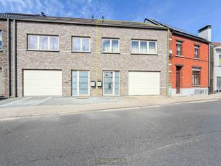 ZEER RUIME en INSTAPKLARE woning op een GUNSTIGE LIGGING nabij het centrum van Herzele. Deze eigendom bevindt zich op wandelafstand van de...