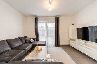 Voor meer info en foto’s, surf naar www.swevers.be – In een rustige en kindvriendelijke straat in Heusden-Zolder wacht deze moderne woning uit 2019 op een nieuwe eigenaar. Met een bewoonbare oppervlakte van 155 m², aangebouwde carport en energiezuinige voorzieningen zoals zonnepanelen en een zonneboiler, is dit een instapklare en toekomstgerichte thuis. Op het gelijkvloers vind je een mooie leefruimte met moderne keuken, lichtrijke veranda, wasplaats en gastentoilet. Boven zijn er twee ruime slaapkamers (16 m² en 18 m²) een praktische badkamer met inloopdouche. De onderhoudsvriendelijke tuin met veranda biedt aangenaam buitenleven. Dankzij de doordachte indeling is er voldoende bergruimte, ondanks het ontbreken van kelder of zolder. Gelegen op wandelafstand van winkels, scholen, restaurants en openbaar vervoer, en met vlotte verbinding naar de autosnelweg. Voor meer informatie, bel 011 255 155. Bron bewoonbare oppervlakte: EPC – verslag.