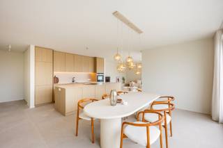 Dit luxueus afgewerkt appartement maakt deel uit van het nieuwbouwproject AQUILO in het klassevolle Sint-Idesbald. <br /><br />Het energiezuinige karakter wordt bepaald door individuele zonnepanelen per appartement, doorgedreven isolatie en warmtepomp alsook balansventilatie systeem D. De ruime oppervlaktes benadrukken het luxueuze cachet van de appartementen.<br />Ontdek een exclusieve kans om te wonen in het hart van Sint-Idesbald, waar modern comfort en een stijlvolle levensstijl samenkomen. <br /><br />Het appartement is gelegen op de tweede verdieping en werd op plan ingedeeld als volgt:<br />Inkom met toilet en berging, lichtrijke leefruimte met open keuken, 2 slaapkamers, 1 badkamer, terras en ruime zolderberging.<br /><br />Verplicht aan te kopen parkeergelegenheid en kelderberging niet in de prijs inbegrepen. <br /><br />Oppervlakte appartement: 125,55 m²<br />Oppervlakte terras: 23,90 m²<br />Oppervlakte zolderberging: 22,52 m²<br /><br />Wenst u meer informatie of een afspraak aan het ingericht modelappartement? Contacteer ons vrijblijvend via 058 62 27 51 of jhonny@vlaemynck.be