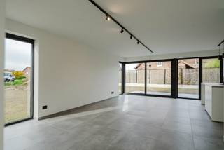 Deze halfopen nieuwbouw is gelegen in een volledig nieuwe verkaveling in een rustige en doodlopende straat, wat zorgt voor een aangename en veilige woonomgeving. <br /><br />Bij het binnenkomen wordt u verwelkomd in een inkomhal met gastentoilet. De leefruimte geniet van veel natuurlijk licht en biedt voldoende ruimte voor een bureauhoek, tv-hoek en eettafel. Aansluitend bevindt zich de open keuken, die volledig is uitgerust met alle nodige hedendaagse toestellen. Achteraan de woning is er nog een praktische wasberging.<br />Op de bovenverdieping bevinden zich drie slaapkamers, een badkamer met inloopdouche, een apart toilet en een kleine berging. <br /><br />Buiten kan u genieten van een tuin met een pas ingezaaid gazon, ideaal voor ontspanning of speelruimte. Voor de woning is er een carport met daarnaast nog extra parkeerplaats voor één wagen.<br /><br />De woning is bovendien energiezuinig, met vloerverwarming als verwarmingssysteem en zonnepanelen die bijdragen tot een laag energieverbruik. Dankzij deze voorzieningen behaalt de woning een EPC-label A, wat garant staat voor comfort, duurzaamheid en lage woonkosten.<br /><br />Daarnaast werd de woning volledig geschilderd en voorzien van passende armaturen, waardoor ze instapklaar is en u meteen kunt genieten van een afgewerkt en stijlvol geheel.<br /><br />Vrij op 01/01/2027.<br /><br />Waarom net dit aanbod overwegen?<br /><br />✔ nabij centrum<br />✔ EPC A<br />✔ carport<br />✔ zonnepanelen<br />✔ zonneterras<br />✔ conforme elektriciteit<br />✔ rustige buurt<br />✔ speelstraat <br /><br />Geïnteresseerd? Vul eenvoudig het contactformulier in en we nemen spoedig contact op.
