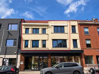 <p><span>This office space is located in a strategic location offering excellent visibility and accessibility.</span></p><p><span>Thanks to its proximity to Leuven train station and several bus stops, the property is easily accessible by both car and public transport. There are also plenty of parking options in the surrounding area.</span></p><p><span>The property offers a total surface area of 76 m² spread over two floors. The office comprises 2 separate offices, 2 meeting rooms, a kitchen and private sanitary facilities. The many windows provide the space with plenty of natural daylight.</span></p><p><span>The combination of its authentic character, practical layout and strategic location makes this property particularly suitable for small and medium-sized businesses, start-ups, consultants, self-employed professionals and other business activities. Depending on the layout, the office can accommodate up to 10 employees.</span></p><p><span>The common expenses are a lump-sum payment and include costs for gas, electricity, fire extinguisher inspections, and property tax.</span></p><p><span>An ideal workspace for those looking for a professional, well-connected and characterful office close to Leuven.</span></p><p><span>Interested?<br />Contact us via our website <span>https://www.ap-p.be/nl</span></span><span> or by phone at 0478 48 47 00.</span></p>