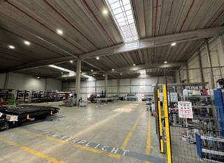 <p><strong>Ruime bedrijfsunit van ca. 2.299 m² te huur – instapklaar en strategisch gelegen</strong></p>
<p>Deze polyvalente bedrijfsunit (Unit 2B) van ca. 2.299 m² is per direct beschikbaar en ideaal voor conventionele goederenopslag of logistieke activiteiten.</p>
<p><strong>Kenmerken:</strong><br />✔ <strong>Huurprijs:</strong> € 10.540/maand + forfaitaire servicekosten € 960/maand (exclusief privatief verbruik)<br />✔ <strong>Zonnepanelen:</strong> groene stroom aan 70% van de netstroomfactuurprijs (30% korting)<br />✔ <strong>Vrije hoogte:</strong> 9m onder de balken<br />✔ <strong>Betonstructuur &amp; polybetonvloer</strong><br />✔ <strong>Uitgerust met sprinklerinstallatie en inkuiping</strong><br />✔ <strong>Dakisolatie (6 cm) &amp; LED-verlichting</strong><br />✔ <strong>Elektriciteit:</strong> 28 gewone stopcontacten, 2x 16A, 4x 32A, elektrische installatie 250A<br />✔ <strong>Persluchtleidingen aanwezig</strong> (compressor door gebruiker te voorzien)<br />✔ <strong>Toegang:</strong> 1 poort <br />✔ <strong>Water &amp; verwarming aanwezig</strong><br />✔ <strong>Extra terrein bespreekbaar</strong></p>
<p>Strategisch gelegen en vlot bereikbaar. Ideaal voor bedrijven die op zoek zijn naar een kwalitatieve en efficiënte bedrijfsruimte.</p>
<p>Interesse? Contacteer ons voor meer informatie of een bezichtiging!</p>