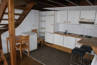<div><strong>Welcome to this spacious duplex apartment in the heart of Leuven!<br /><br /></strong></div>
<div>This move-in ready duplex is located right in the city center. It is ideal for anyone looking to enjoy the vibrant city atmosphere combined with excellent accessibility. The train station, bus stops, and shops are all within walking distance.</div>
<div><span>Highlights of the apartment:</span></div>
<ul>
<li><span>Bright living space with a cozy mezzanine</span></li>
<li><span>Equipped kitchen</span></li>
<li><span>Bathroom featuring a shower-tub combination</span></li>
</ul>
<div><span>Financials &amp; availability:</span></div>
<ul>
<li><span><span>Rent:</span> €975 per month</span></li>
<li><span><span>Utility provision: €100 per month for common costs and utilities (water, heating, and electricity)</span></span></li>
<li><span><span>Availability:</span> Available immediately</span></li>
</ul>
<div>Interested in a viewing? Do not hesitate to contact us!</div>