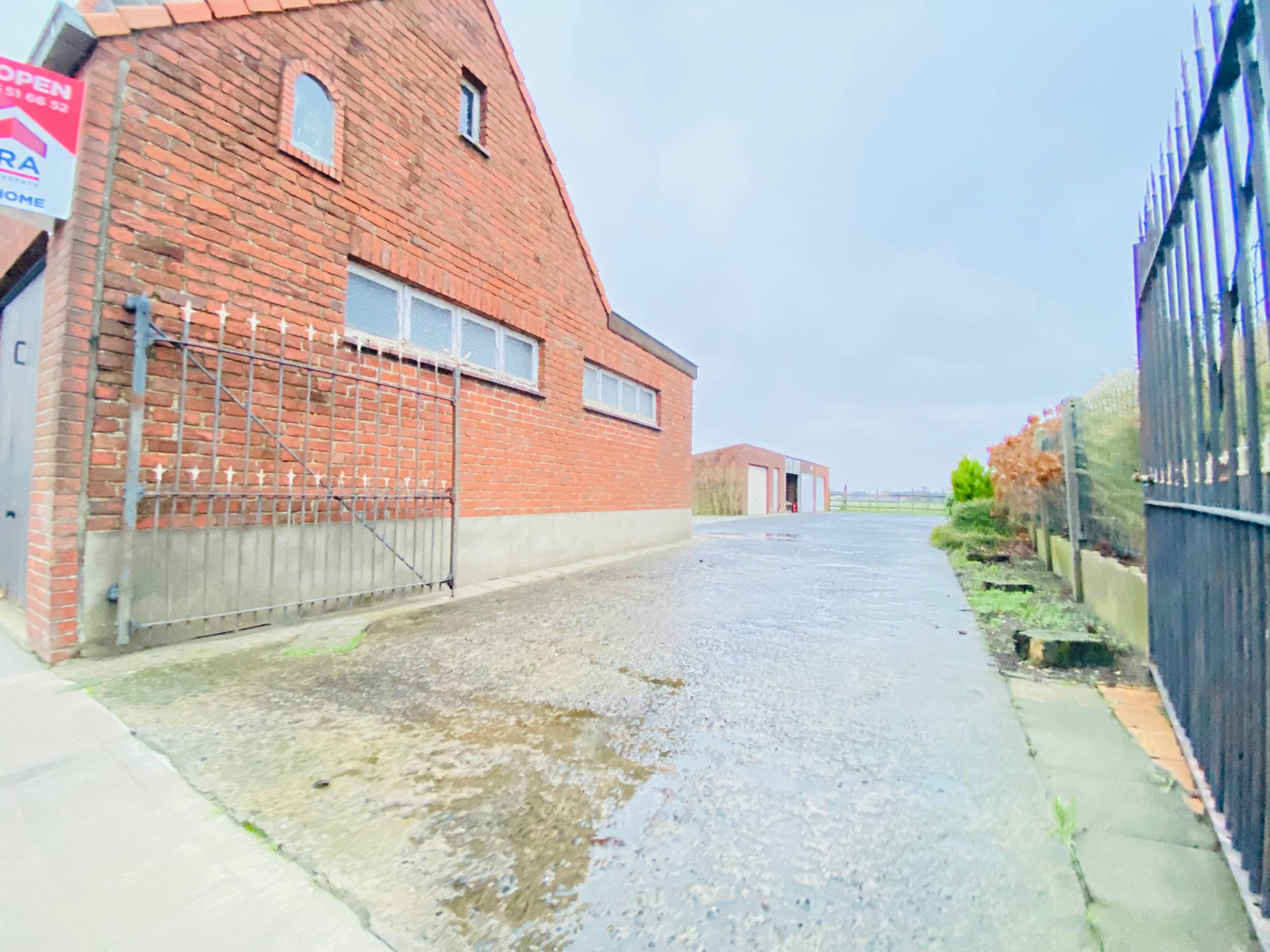 Langemark - Ruime woning met 5 garages en loods 100m² - foto 2