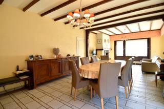 Bent u op zoek naar rust, ruimte en comfort? Dan is deze alleenstaande woning, gelegen op het einde van een doodlopende straat, precies wat u zoekt. Hier geniet u van maximale privacy, een kindvriendelijke omgeving en een prachtig landelijk verzicht.<br /><br />Indeling als volgt:<br />Bij het binnenkomen wordt u verwelkomd in de inkomhal met apart gastentoilet. De lichtrijke leefruimte sluit naadloos aan op de zithoek en eetplaats, waardoor een aangename en open sfeer ontstaat.<br />De volledig geïnstalleerde keuken met gezellige ontbijthoek vormt het hart van de woning en biedt een fijne plek om samen te koken en te genieten van het dagelijkse leven.<br /><br />Op het gelijkvloers bevinden zich daarnaast 3 volwaardige slaapkamers, waarvan 1 tot op heden dienst doet als bureau -en hobbyruimte.<br />De badkamer is uitgerust met zowel een douche als een ligbad, een dubbel lavabomeubel en een tweede toilet.<br /><br />Aanpalende ruime berging en een dubbele inpandige garage maken hier het plaatje compleet.<br /><br />Dankzij deze logische indeling is gelijkvloers wonen hier perfect mogelijk!<br /><br />Op de verdieping vindt u een derde slaapkamer en een bijzonder ruime zolder van maar liefst 100 m². Deze verdieping biedt een zee aan mogelijkheden en kan volledig naar eigen wens worden ingericht.<br />Of u nu droomt van extra slaapkamers, een hobbyruimte, speelzolder of fitnessruimte, hier kan u uw woonwensen werkelijk realiseren.<br /><br />Buiten geniet u van een dubbele oprit en een tuin rondom de woning, waar rust en privacy centraal staan. Het open uitzicht over het landelijke landschap zorgt voor een gevoel van vrijheid, terwijl kinderen veilig kunnen spelen in een aangename omgeving.<br /><br />Extreem veel potentieel! Vraag nu uw bezoek aan.<br /><br />Onze ref. DEV5170