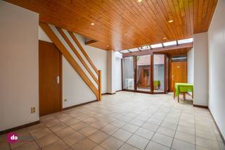 <p><span>Instapklare woning met 2 slaapkamers in Boortmeerbeek</span></p><p><span> </span></p><p><span>Deze woning is centraal gelegen op de verbindingsweg tussen Leuven en Mechelen met scholen, openbaar vervoer en diverse winkels in buurt. Met de ZW-gerichte tuin heb je al meteen al een troef in handen. </span></p><p><span> </span></p><p><span>Via de inkomhal kom je in de woonkamer met aansluitend de volledig vernieuwde keuken. De woonkamer heeft uitzicht op een kleine, aangename patio. Je beschikt op het gelijkvloers nog over een apart toilet.</span></p><p><span> </span></p><p><span>De trap brengt je naar de eerste verdieping met twee slaapkamers & de badkamer. De badkamer is uitgerust met een wastafel, toilet & combinatie bad/douche. De zolder is makkelijk toegankelijk en is ideaal voor extra bergruimte. Ook de kelder kan gebruikt worden als extra opbergruimte. </span></p><p><span> </span></p><p><span>Via de patio achteraan kom je in de ruime wasruimte dewelke uitgeeft op de tuin.</span></p><p><span> </span></p><p><span>Zin om van deze woning jouw nieuwe thuis te maken? Neem vandaag nog contact met ons op voor een bezoek!</span></p><p><span> </span></p><p><span>015 20 36 00 - <span>info@domoxim.be</span></span><span> </span></p><p><span> </span></p><p><span>domoXim. Waar dromen thuis komen!</span></p><p><span> </span></p><p><span>Ook de waarde van je </span><span>eigen </span><span>woning kennen? Wij geven je graag advies.</span></p>