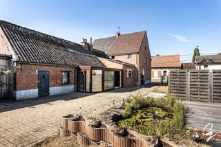 TE KOOP IN ZELE: Op een uitstekende en groene locatie, vlak bij de Gratiebossen in Zele, bevindt zich deze halfopen bebouwing op een ruim perceel van maar liefst bijna 2.000 m². De woning biedt een mooie combinatie van rust, ruimte en tal van mogelijkheden.<br /><br />De woning is te renoveren, waardoor u de kans krijgt om ze volledig naar eigen smaak en wensen in te richten. Bovendien zijn de keuken en badkamer reeds vernieuwd, wat meteen een belangrijke meerwaarde vormt.<br /><br />Binnen beschikt de woning over drie slaapkamers en een ruime zolderverdieping die nog heel wat potentieel biedt. Afhankelijk van uw wensen kan deze ruimte worden ingericht als extra slaapkamer(s), bureau, hobbyruimte of polyvalente leefruimte.<br /><br />Ook buiten heeft deze eigendom heel wat te bieden. De grote tuin en het uitzonderlijk ruime perceel zorgen voor een zee van ruimte, privacy en een aangenaam groen gevoel. De nabijheid van de Gratiebossen maakt deze woning bovendien bijzonder aantrekkelijk voor natuurliefhebbers en wie graag in een rustige omgeving woont.<br /><br />Kortom, een woning met een uitzonderlijk perceel, een prachtige groene ligging en veel renovatiepotentieel, ideaal voor wie op zoek is naar ruimte en de woning volledig naar eigen hand wil zetten.<br /><br />Contacteer Wolf op 0498 54 06 90 of mail naar wolf@cornelis-goeman.be voor een afspraak.