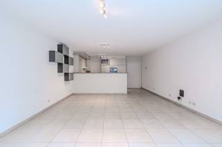 Ontdek dit recent en instapklaar appartement met 2 slaapkamers, gelegen op de 1ste verdieping van residentie La Couronne. Dankzij de uitstekende ligging bevindt u zich op wandelafstand van het strand, winkels, restaurants en openbaar vervoer. Het appartement beschikt over een ruime en lichtrijke leefruimte met open keuken en een praktische berging. Vanuit de woonkamer heeft u toegang tot een gezellig terras vooraan. De twee slaapkamers geven uit op een terras achteraan. Daarnaast is er een fietsenstalling aanwezig in het gebouw en bestaat de mogelijkheid om een staanplaats aan te kopen. Een ideale woonst als vaste verblijfplaats, tweede verblijf of investering. Aarzel niet en plan vandaag nog uw bezoek!