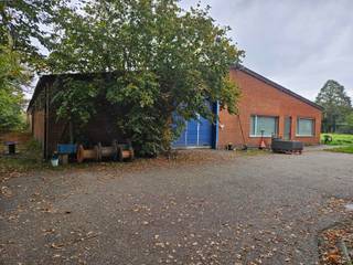 In een rustige, groene omgeving bevindt zich deze praktische opslagruimte of werkplaats met een oppervlakte van ongeveer 450 m². De ruimte is...