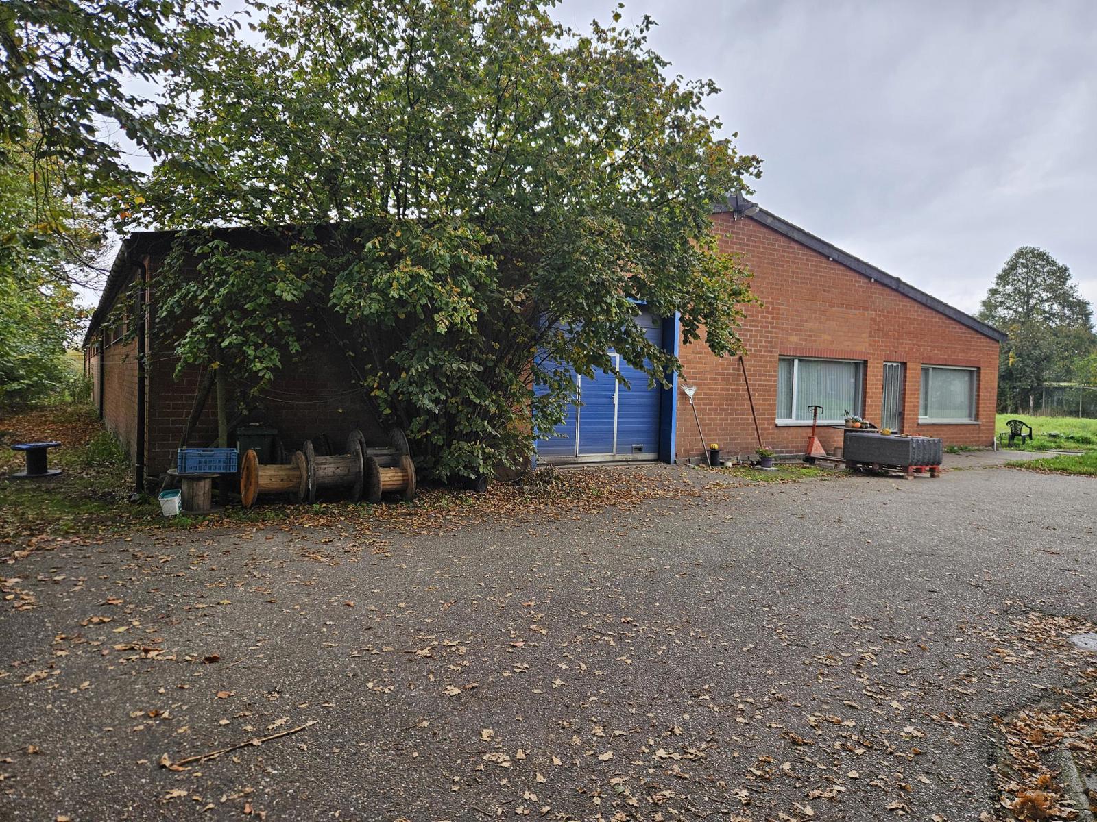 Ruime opslagruimte of werkplaats in groene omgeving - foto 1