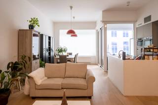 Maak van dit licht en ruim appartement uw thuis!<br /><br />Locatie:<br />Dit GEMEUBELD 2 slaapkamer nieuwbouw appartement is gelegen op een absolute top locatie!<br />Op wandelafstand van de Marnixplaats, Volkstraat én de Nationalestraat. Vlakbij hippe bars en restaurants, leuke boetiekjes en speciaalzaken. <br /><br />Indeling:<br />Het appartement is gelegen op de 1ste verdieping van een verzorgd gebouw. <br />Een lichte leefruimte op houten vloeren met een open keuken en toegang tot het terras. De keuken nodigt uit om samen te koken of te aperitieven. Alle nodige keukentoestellen zijn voorzien. <br />Voor het verdere wooncomfort zijn er 2 slaapkamers. <br />De moderne badkamer met inloopdouche en lavabomeubel. Toilet apart.<br /><br />Bijzonderheden:<br />€ 125,00 maandelijkse kosten voor onderhoud van de lift, de gemeenschappelijke delen alsook ruitenwasser. Nutsvoorzieningen met aparte meters. <br />Kelderberging, fietsenberging.<br /><br />Het appartement is beschikbaar vanaf 01 november.